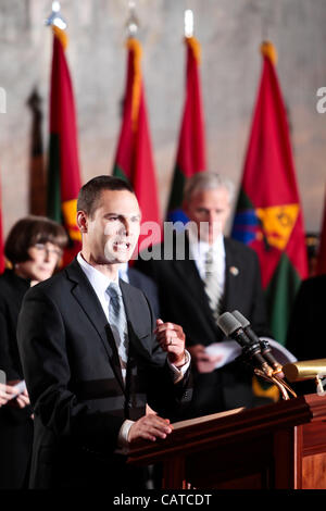 19 avril 2012 - Washington, DC, États-Unis - AZI SCHWARTZ spings lors d'une cérémonie de célébration de la mémoire de l'Holocauste dans le capitole rotonde. (Crédit Image : © James Berglie/ZUMAPRESS.com) Banque D'Images