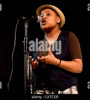 18 avril 2012 - La Verne, CA, USA - Myriha Burton de l'Université du Wisconsin - Madison participera à la 12e édition annuelle du College Slam les syndicats à l'Université de la Verne. Le slam, une poésie performance compétition, les poètes de 48 collèges et universités de partout aux St Banque D'Images