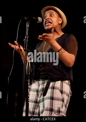 18 avril 2012 - La Verne, CA, USA - Myriha Burton de l'Université du Wisconsin - Madison participera à la 12e édition annuelle du College Slam les syndicats à l'Université de la Verne. Le slam, une poésie performance compétition, les poètes de 48 collèges et universités de partout aux St Banque D'Images