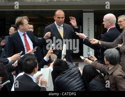 20 avril 2012, Tokyo, Japon - Michael Woodford, centre, ancien président et directeur général de Japans Olympus Corp., donne ses commentaires aux médias à son arrivée à Tokyo, un hôtel où l'appareil photo maker est titulaire d'une réunion extraordinaire de ses actionnaires le Vendredi, Avril 20, 2012. Le scandale des compa Banque D'Images