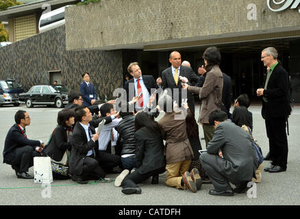 20 avril 2012, Tokyo, Japon - Michael Woodford, centre, ancien président et directeur général de Japans Olympus Corp., donne ses commentaires aux médias à son arrivée à Tokyo, un hôtel où l'appareil photo maker est titulaire d'une réunion extraordinaire de ses actionnaires le Vendredi, Avril 20, 2012. Le scandale des compa Banque D'Images