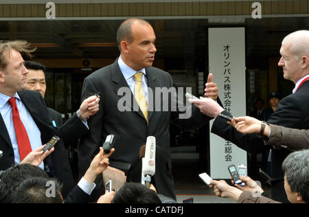 20 avril 2012, Tokyo, Japon - Michael Woodford, centre, ancien président et directeur général de Japans Olympus Corp., donne ses commentaires aux médias à son arrivée à Tokyo, un hôtel où l'appareil photo maker est titulaire d'une réunion extraordinaire de ses actionnaires le Vendredi, Avril 20, 2012. Le scandale des compa Banque D'Images