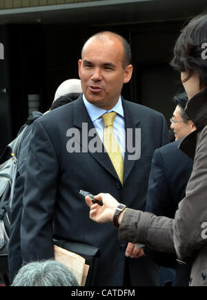 20 avril 2012, Tokyo, Japon - Michael Woodford, centre, ancien président et directeur général de Japans Olympus Corp., donne ses commentaires aux médias à son arrivée à Tokyo, un hôtel où l'appareil photo maker est titulaire d'une réunion extraordinaire de ses actionnaires le Vendredi, Avril 20, 2012. Le scandale des compa Banque D'Images