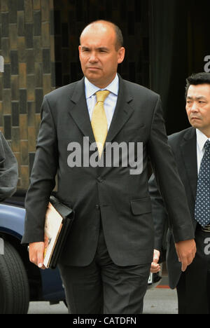 20 avril 2012, Tokyo, Japon - Michael Woodford, ancien président et directeur général de Japans Olympus Corp., arrive à un hôtel de Tokyo où l'appareil photo maker est titulaire d'une réunion extraordinaire de ses actionnaires le Vendredi, Avril 20, 2012. Le scandale-société contaminé devrait faire face à ses investisseurs plus de jeu entre dents Banque D'Images