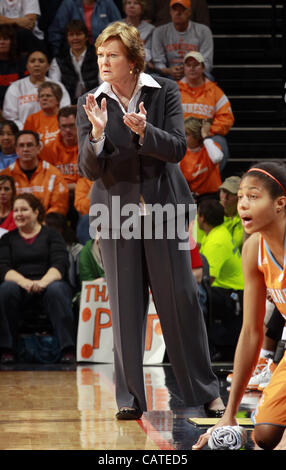 20 novembre 2011 - Charlottesville, Virginia, United States - l'entraîneur-chef Pat Summitt des Tennessee Lady bénévoles réagit à un jeu pendant le jeu le 20 novembre 2011 contre le Virginia cavaliers à la John Paul Jones Arena à Charlottesville, Virginie. Virginie battu Tennessee en heures supplémentaires 6 Banque D'Images