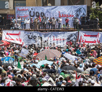 Le Caire, Égypte. 20 avril, 2012. Des manifestants anti-militaires en attente de la prière du vendredi sur la place Tahrir, Le Caire, Égypte. L'Égypte islamistes, libéraux et les forces de gauche se rassemblent sur la place Tahrir pour manifester contre les vestiges de l'ancien régime et la poursuite de la dictature militaire. Banque D'Images