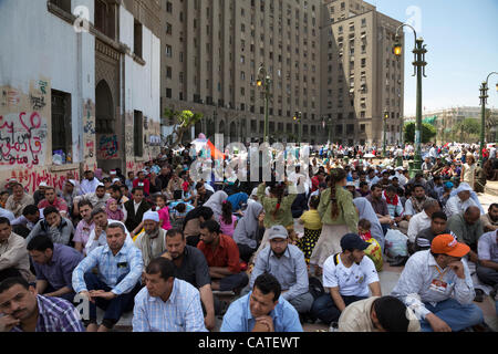 Le Caire, Égypte. 20 avril, 2012. Des manifestants anti-militaires en attente de la prière du vendredi sur la place Tahrir, Le Caire, Égypte. L'Égypte islamistes, libéraux et les forces de gauche se rassemblent sur la place Tahrir pour manifester contre les vestiges de l'ancien régime et la poursuite de la dictature militaire. Banque D'Images