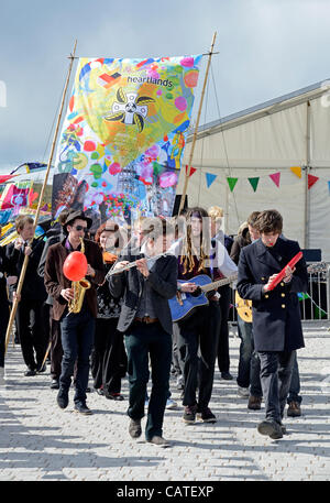 Un groupe local mène la parade sur le jour d'ouverture de l'attraction industrielle Heartlands à piscine près de Redruth en Cornouailles, Royaume-Uni, vendredi 20 avril, 2012 Banque D'Images