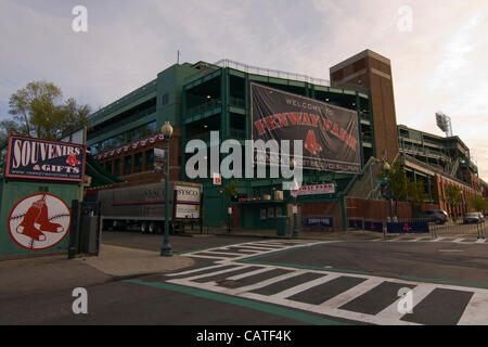 Boston, Massachusetts, USA. Le 19 avril 2012. Un camion de Sysco est des livraisons au stade de baseball Fenway Park tôt le matin pour se préparer pour son 100e anniversaire. Banque D'Images