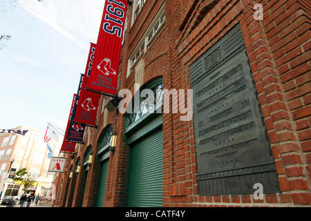 Boston, Massachusetts, USA. Le 19 avril 2012. La plaque dentaire et les bannières sur le côté de Fenway Park, tôt le matin de son 100e anniversaire de l'ouverture de la stade de baseball en 1912. Banque D'Images