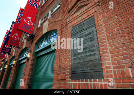 Boston, Massachusetts, USA. Le 19 avril 2012. La plaque dentaire et les bannières sur le côté de Fenway Park, tôt le matin de son 100e anniversaire de l'ouverture de la stade de baseball en 1912. Banque D'Images