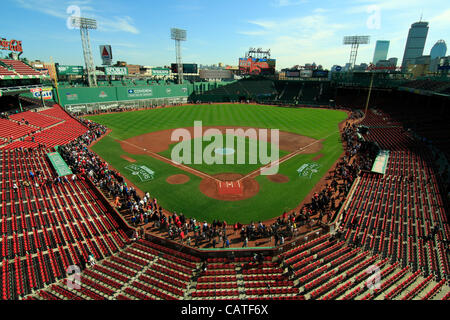 Boston, Massachusetts, USA. Le 19 avril 2012. Quarante cinq minutes après le Fenway Park a ouvert ses portes au public pour une journée portes ouvertes pour son 100e anniversaire. Des milliers de fans des Red Sox encerclent le ballfield afin d'avoir un aperçu de l'étang, monstre vert champ gauche mur et les bullpens. Banque D'Images