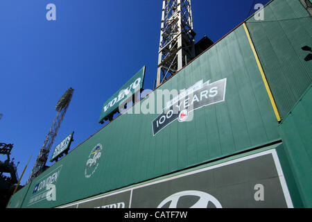 Boston, Massachusetts, USA. Le 19 avril 2012. Le monstre vert vu de la voie dans le champ gauche de Fenway Park. Banque D'Images