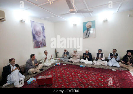 Jamhori Watan (GTM), Talal président Akbar Bugti avec Tehreek-e-Insaf (PTI) leader, Makhdoom Javed Hashmi offre Dua (prier) pour l'âme de Nawab Akbar Khan Bugti au cours de leur rencontre à Bugti Chambre à Quetta le vendredi 20 avril 2012. Banque D'Images