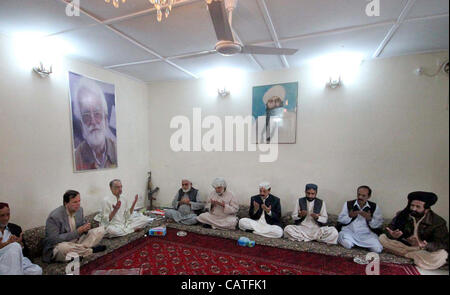 Jamhori Watan (GTM), Talal président Akbar Bugti avec Tehreek-e-Insaf (PTI) leader, Makhdoom Javed Hashmi offre Dua (prier) pour l'âme de Nawab Akbar Khan Bugti au cours de leur rencontre à Bugti Chambre à Quetta le vendredi 20 avril 2012. Banque D'Images