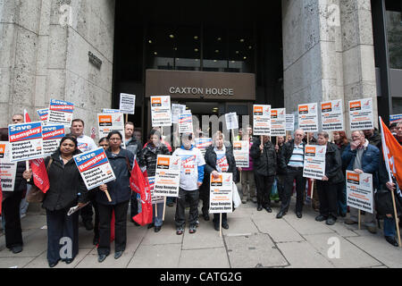 Une protestation contre la fermeture de l'Usines Remploy, pour les personnes handicapées, est dirigé par Gail Carmail (sous-Gen Sec d'unir) et commence à l'extérieur de Caxton House, le ministère du Travail et des pensions, et finit par l'extérieur du Parlement. Westminster, London, UK, 20 avril 2012. Banque D'Images