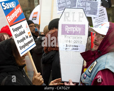 Une protestation contre la fermeture de l'Usines Remploy, pour les personnes handicapées, est dirigé par Gail Carmail (sous-Gen Sec d'unir) et commence à l'extérieur de Caxton House, le ministère du Travail et des pensions, et finit par l'extérieur du Parlement. Westminster, London, UK, 20 avril 2012. Banque D'Images