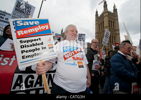 Une protestation contre la fermeture de l'Usines Remploy, pour les personnes handicapées, est dirigé par Gail Carmail (sous-Gen Sec d'unir) et commence à l'extérieur de Caxton House, le ministère du Travail et des pensions, et finit par l'extérieur du Parlement. Westminster, London, UK, 20 avril 2012. Banque D'Images