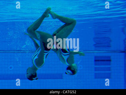 20.04.2012. Stratford, London. Le Centre Aquatique de Londres. Natation Synchronisée FINA Qualification Olympique. Le Japon est Chisa Kobayashi, Mariko Sakai en action à l'Aquatics Centre de Londres pendant les duos Programme libre sur trois jours du 18 au 22 avril 2012., Londres, Angleterre. Banque D'Images