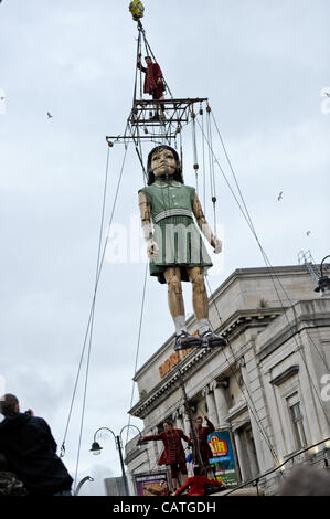 Liverpool, Royaume-Uni. 20 avril, 2012. Une marionnette géant d'une jeune fille marche dans Liverpool. L'événement fait partie de Liverpool des commémorations de la récente célébration du 100e anniversaire du naufrage du Titanic. Banque D'Images