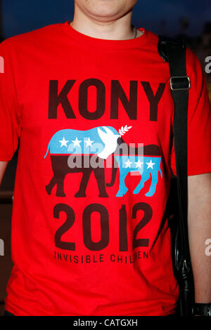 Kony 2012 couvrir la campagne de nuit, Trafalgar Square, Londres, Royaume-Uni. Banque D'Images