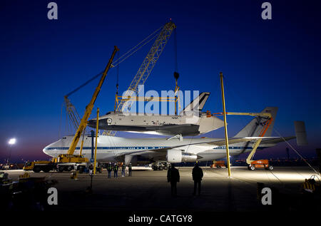 La navette spatiale Enterprise est vue accouplé sur le dessus de la navette de la NASA 747 avions de transport aérien à l'Aéroport International de Washington Dulles le 20 avril 2012, à Dulles, VA. Le transporteur a rendu la découverte au musée Smithsonian et prend l'entreprise d'exposition permanente à l'Intrépide Se Banque D'Images