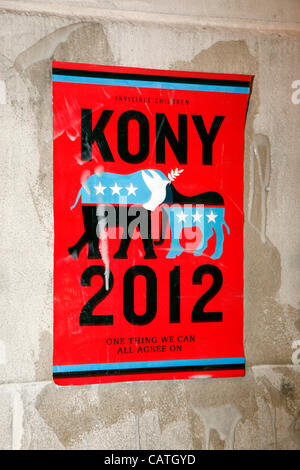 Kony 2012 couvrir la campagne de nuit, Trafalgar Square, Londres, Royaume-Uni. Banque D'Images