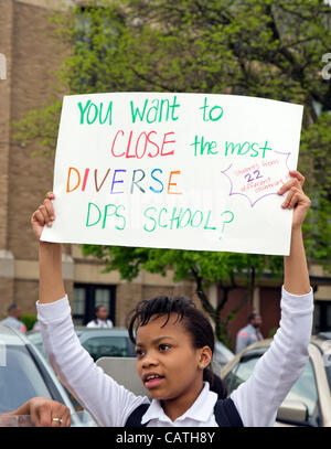 Detroit, Michigan - Les étudiants, les anciens élèves, les parents et les membres de la communauté protester contre Detroit Public Schools' plan de fermer le sud-ouest de l'école secondaire. L'école sert principalement les étudiants hispaniques. Banque D'Images