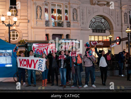 Londres, Royaume-Uni. 20/04/12. Kony 2012 manifestants au cours de leur couvrir la campagne de nuit. Environ 30 manifestants ont assisté à l'événement plutôt que le 1000 prévu. Banque D'Images