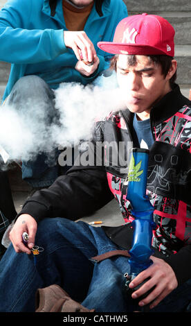 20 avril 2012 - Ottawa, Ontario, Canada - Un homme fume de la marijuana avec un bong lors d'un rassemblement appelant à la dépénalisation de la marijuana ou 4:20 circulation le 20 avril 2012 à la colline du Parlement à Ottawa (crédit Image : ©/ZUMAPRESS.com) Sellehuddin Kamal Banque D'Images