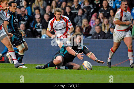 Ospreys v Dragons- RaboDirect PRO 12 @ Le stade Liberty à Swansea : Ospreys Adam Jones prend la balle. Banque D'Images