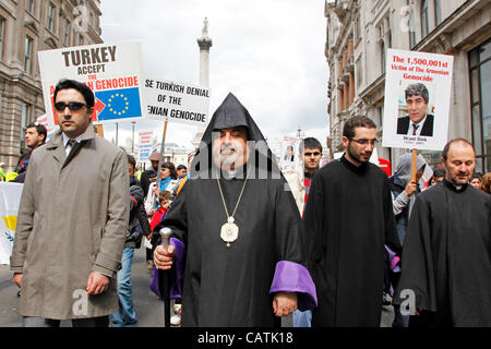 Le Prélat de l'Eglise arménienne, les prêtres Arméniens et les membres de l'ambassade de l'Arménie à la commémoration du génocide arménien de 1915, mars à Londres. Une manifestation anti-Turquie de sensibilisation du génocide arménien qui n'a jamais été reconnue. Banque D'Images