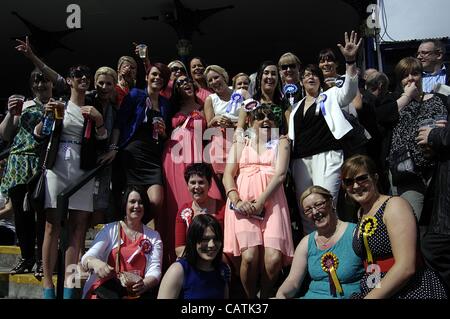 Ayr, Royaume-Uni 21/4/12 Grand National Écossais Week-end (jour 2) Un groupe de Hen Party Girls ont du plaisir au soleil à Ayr Racecourse. Banque D'Images