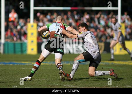 21.04.2012 Londres, Angleterre. Rugby Union. Harlequins v Leicester Tigers. Mike Brown est abordé par Ben Youngs durant la Aviva Premiership match joué au Stoop. Banque D'Images