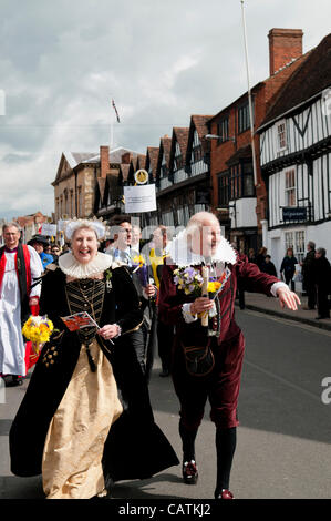 Chapel Street Stratford-upon-Avon UK 21/04/2012. Anniversaire de William Shakespeare. Acteurs jouent le rôle de M. et Mme Shakespeare pendant la procession annuelle anniversaire Shakespeare. Banque D'Images