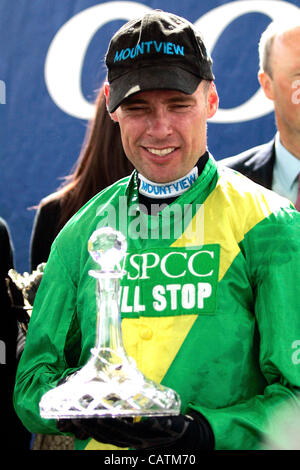 21.04.2012 Ayr, Ecosse, Royaume-Uni. Le Grand Festival National Écossais de Ayr Racecourse. Timmy Murphy que les lauréats des trophées. Banque D'Images