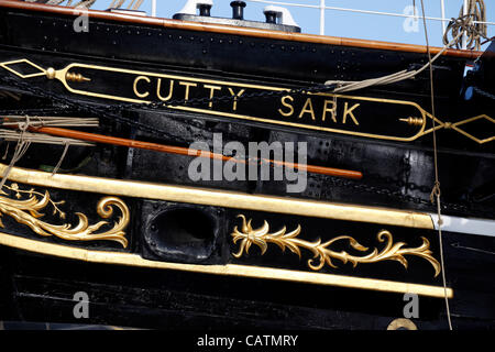 Londres, Royaume-Uni. Samedi 21 avril 2012. Les travaux de restauration du Cutty Sark est terminée et les travailleurs d'éliminer les obstacles du site en avant de son ouverture la semaine suivante. Le Cutty Sark Clipper Ship a été construit en 1869 et se trouve en cale sèche à Greenwich. Banque D'Images