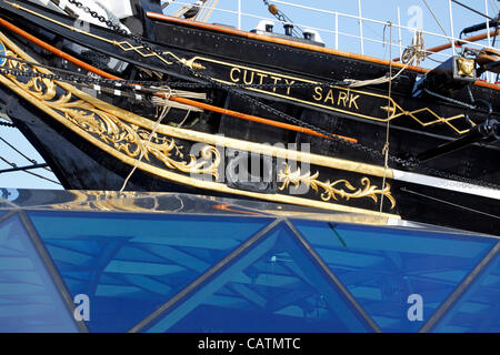 Londres, Royaume-Uni. Samedi 21 avril 2012. Les travaux de restauration du Cutty Sark est terminée et les travailleurs d'éliminer les obstacles du site en avant de son ouverture la semaine suivante. Le Cutty Sark Clipper Ship a été construit en 1869 et se trouve en cale sèche à Greenwich. Banque D'Images