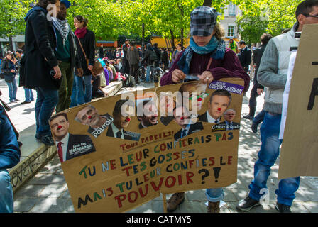 Paris, France, Groupe des Français, lors des manifestations 'indignants' contre les élections présidentielles françaises 'non représentative', Teens tenant des panneaux de protestation, vote france Banque D'Images