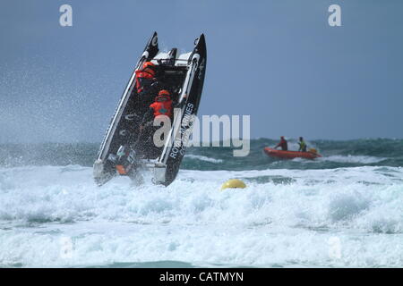 Zapcat course plage de Fistral, Newquay, Cornwall Nord, Avril 2012 Banque D'Images