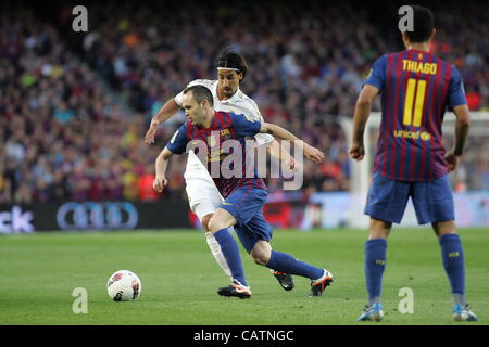 21.04.2012 Barcelone, Espagne - La Liga match joué entre C.F. Barcelone vs Real Madrid (1-2) dans le Nou Camp stadium. La photo montre Andres Iniesta Lujan (milieu de terrain espagnol de Barcelone) et Sami Khedira (milieu de terrain allemand du Real Madrid) Banque D'Images