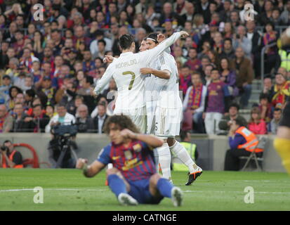 21.04.2012 Barcelone, Espagne - La Liga match joué entre C.F. Barcelone vs Real Madrid (1-2) dans le Nou Camp stadium. La photo montre l'avant portugais Cristiano Ronaldo (Real Madrid), Sergio Ramos (défenseur espagnol du Real Madrid Sami Khedira) et le milieu de terrain allemand (le Real Madrid) célébrer. Banque D'Images