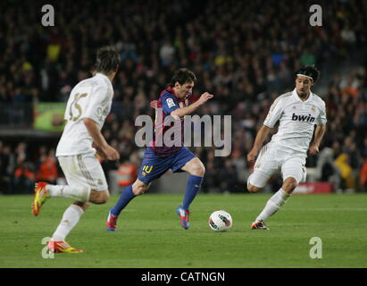 21.04.2012 Barcelone, Espagne - La Liga match joué entre C.F. Barcelone vs Real Madrid (1-2) dans le Nou Camp stadium. La photo montre Lionel Andrés Messi (Argentine avant de Barcelone) et Sami Khedira (milieu de terrain allemand du Real Madrid) Banque D'Images