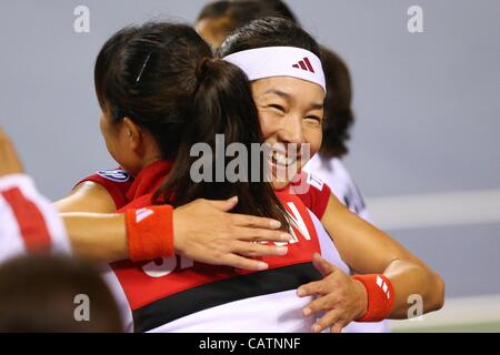 (L à R) Ayumi Morita (JPN), Kimiko Date-Krumm (JPN), Avril 21, 2012 Tennis - Fed Cup : 2012, World Group Play-off 1er jour, des célibataires match 2 au Colisée Ariake, Tokyo, Japon. (Photo de Daiju Kitamura/AFLO SPORT) [1045] Banque D'Images