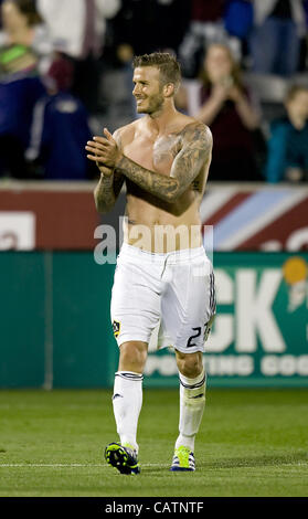 21 avril 2012 - Commerce électronique, CO, USA - DAVID BECKHAM, centre, du LA Galaxy donne aux acclamations à l'Rapids fans après le jeu à Dicks Sporting Goods Park samedi soir. La galaxie à l'encontre de l'Rapids 2-1. (Crédit Image : © Hector Acevedo/ZUMAPRESS.com) Banque D'Images