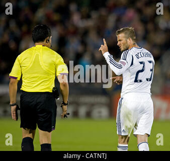 21 avril 2012 - Commerce électronique, CO, USA - DAVID BECKHAM, droite, du LA Galaxy donne la ref a piecs de son esprit après Rapids manquer un penalty lors de la 2e. la moitié à Dicks Sporting Goods Park samedi soir. La galaxie à l'encontre de l'Rapids 2-1. (Crédit Image : © Hector Acevedo/ZUMAPRESS.com) Banque D'Images