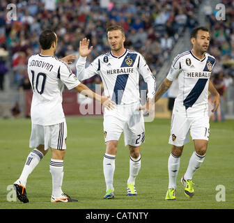 21 avril 2012 - Commerce électronique, CO, USA - DAVID BECKHAM, centre, du LA Galaxy donne félicitations à coéquipier LANDON DONOVAN, gauche, après avoir marqué le 2e. but du match à Dicks Sporting Goods Park samedi soir. La galaxie à l'encontre de l'Rapids 2-1. (Crédit Image : © Hector Acevedo/ZUMAPRESS.com) Banque D'Images