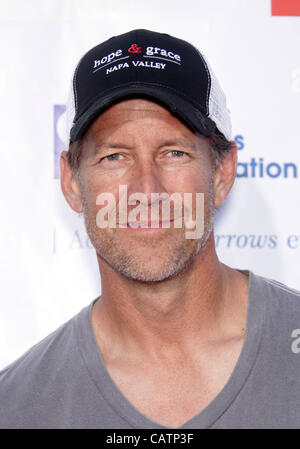 21 avril 2012 - Universal City, Californie, États-Unis - JAMES DENTON arrive pour une fête de quartier au profit de la fibrose kystique avec le band from TV sur wisteria lane. (Crédit Image : © Lisa O'Connor/ZUMAPRESS.com) Banque D'Images