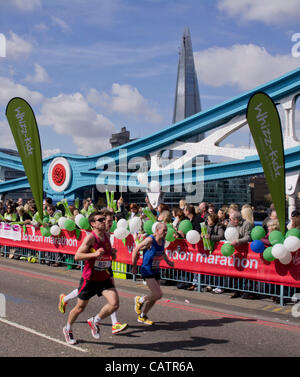 Londres, Royaume-Uni 22 avril 2012. Les coureurs de marathon 32e cross Tower Bridge avec Shard en arrière-plan. Ligne de crédit : crédit : Charles Bowman / Alamy Live News. Banque D'Images