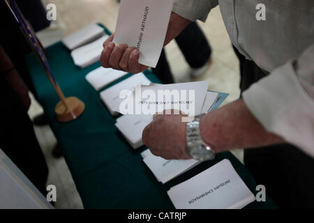 Un citoyen israélien de nationalité française se présente aux urnes avant de voter pour les élections présidentielles françaises dans un bureau de vote du consulat français de tel Aviv, Israël, le 22 avril 2012. Banque D'Images